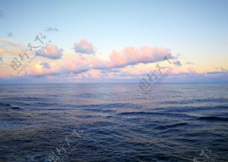 大海天空云彩海浪风景图片