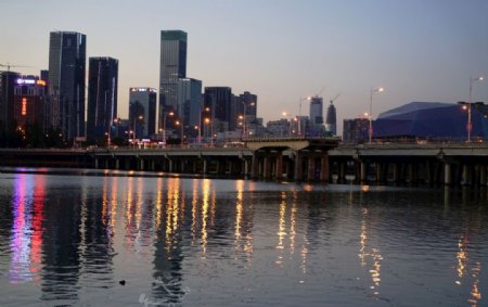 沈阳浑河桥和建筑夜景灯光倒影图片
