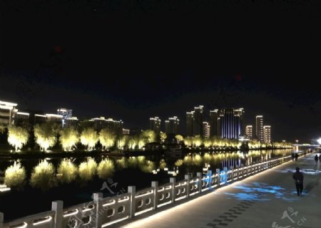 中国上海奉贤河畔人与湖图片