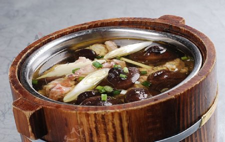 豫菜木桶小鸡炖蘑菇图片
