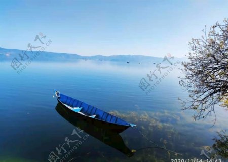 宁静小湖中的一叶扁舟图片