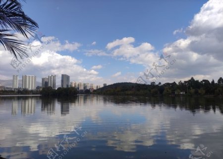 湖景城市图片