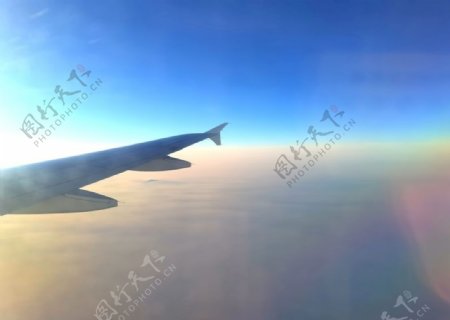 飞行中的飞机图片