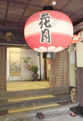 日本酒店前的古式吊灯