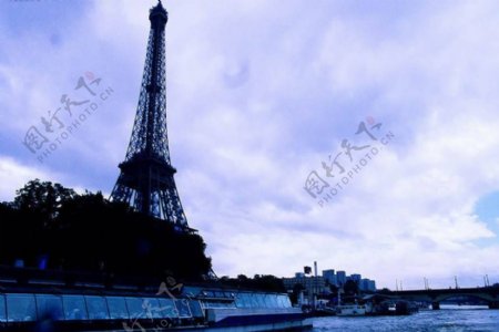 巴黎夜幕下的埃菲尔铁塔ppt模板