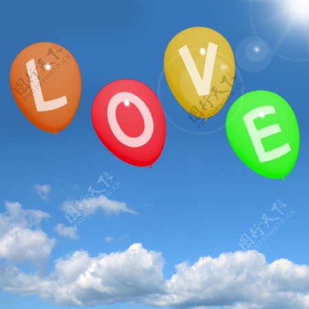 在空中显示爱和浪漫的情人节爱心气球