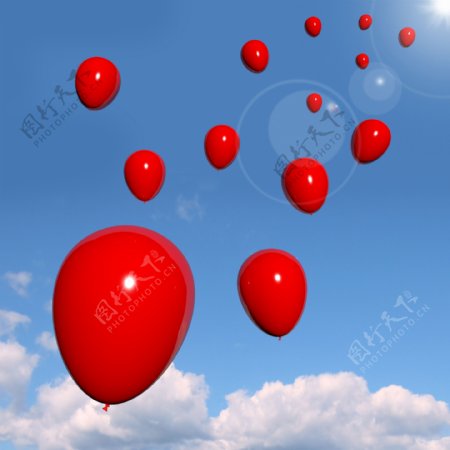 在庆祝节日的红色气球的天空