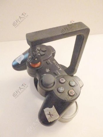 单手的PS3控制器模拟棒