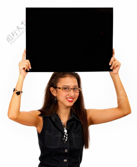 微笑的女孩拿着一个黑色的空白板