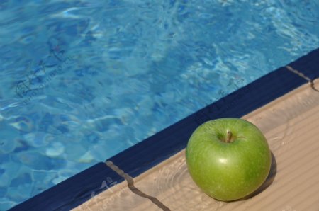 在游泳池里的苹果