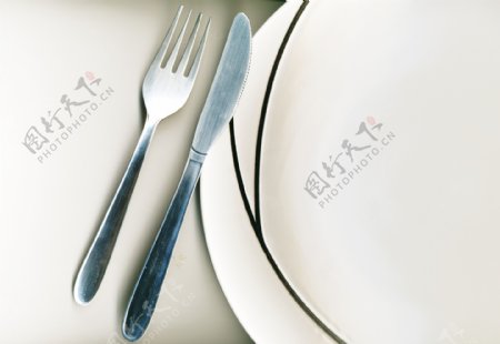 刀叉和现代的餐盘上白色的