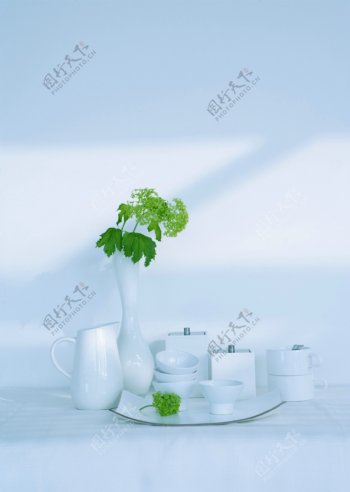 清新淡雅绿叶茶具图片