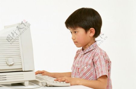 玩电脑的小男孩图片