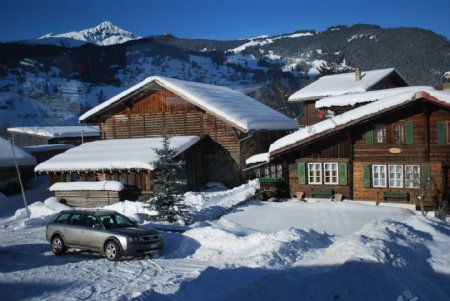 阿尔卑斯山下的房屋