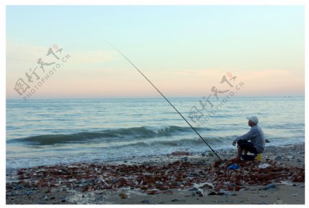 海滩钓鱼者图片