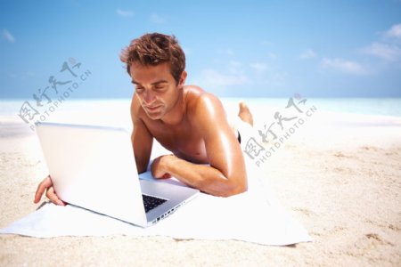 沙滩上网的男人图片