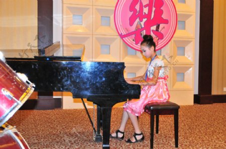 弹钢琴的小女孩图片
