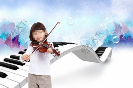 钢琴键旁拉小提琴的女孩