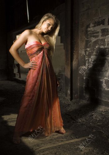 华丽时尚红色裙子历史背景古迹图片