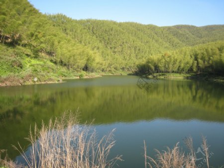 僰王山兽身湖图片
