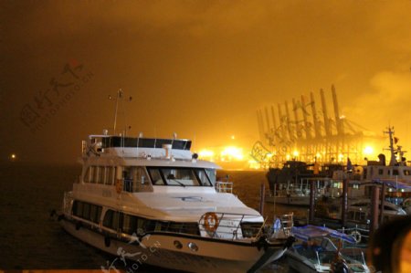 夜晚码头的游艇图片