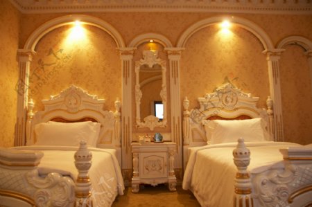 酒店宾馆卧室床暖调宫廷式欧式古典标准间图片
