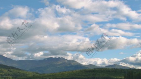 云层在山地景观股票视频视频免费下载