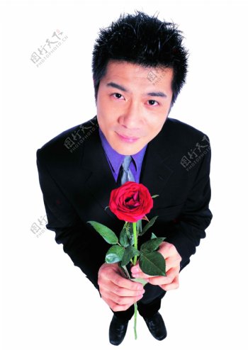 手拿玫瑰花的商务男士已扣好图片