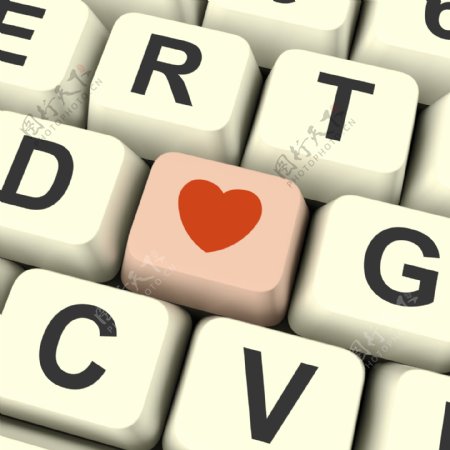 在粉红色的电脑钥匙显示为情人节的爱情和浪漫的心图标