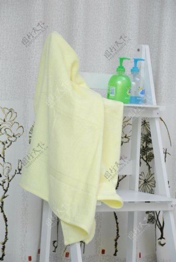 黄色浴巾图片