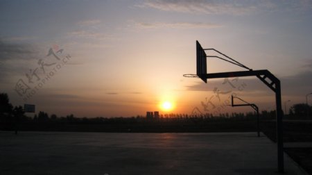 篮球场日出图片