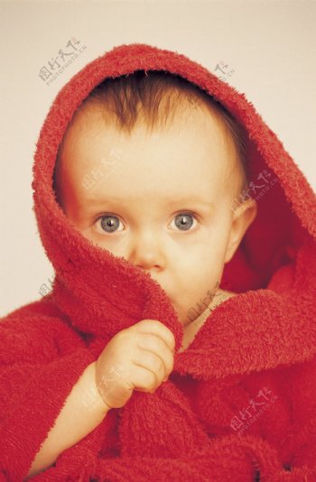 被红毛巾包裹着的小朋友图片