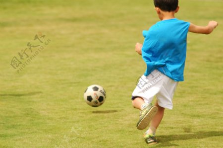 小孩踢足球图片