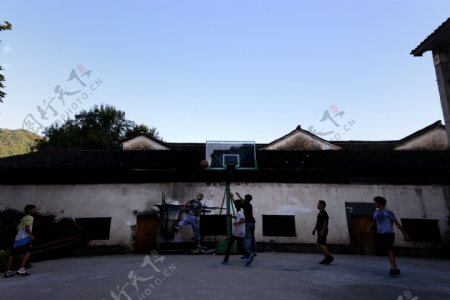 农村的篮球场图片