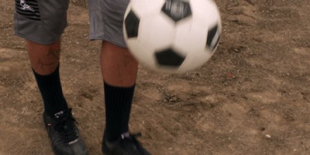 人杂耍足球在慢动作2股票的录像视频免费下载