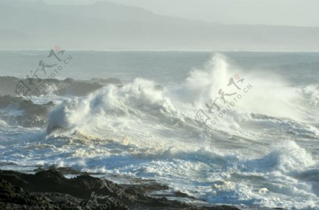 波涛汹涌的海浪图片