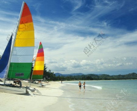 海滩风光帆船图片
