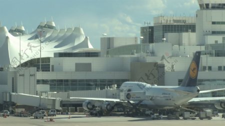 在丹佛机场停机坪上的飞机股票视频