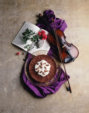 提琴鲜花与蛋糕图片