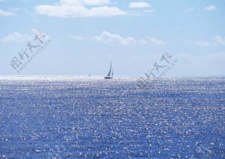 美丽水面风景帆船图片