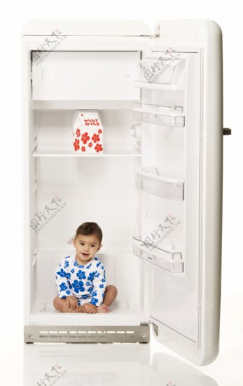 冰箱里的婴儿图片