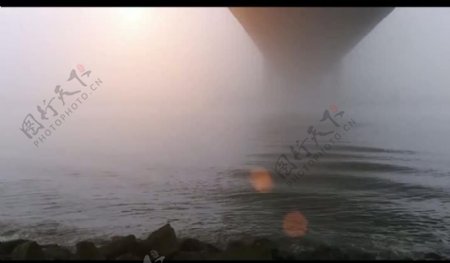河水大桥雨雾视频素材图片