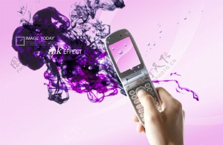 手中的翻盖手机和紫色墨汁