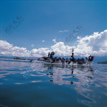 赛龙舟湖景图片