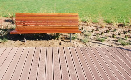 木制长凳在公园