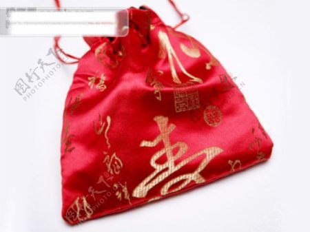 中国风传统图片红绸钱包金线字筝春喜字