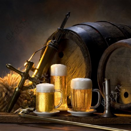 啤酒和啤酒鼓图片