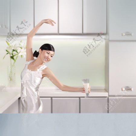 厨房舞蹈的女人图片
