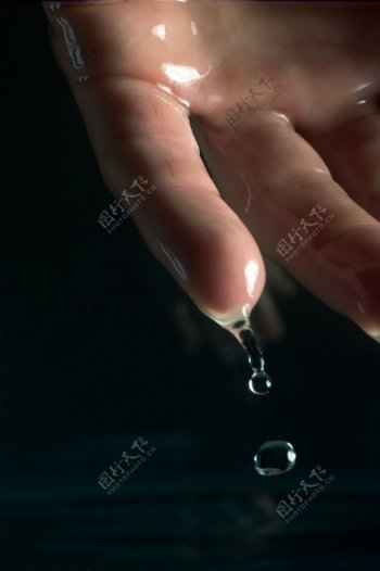 手指流下的水珠水滴图片