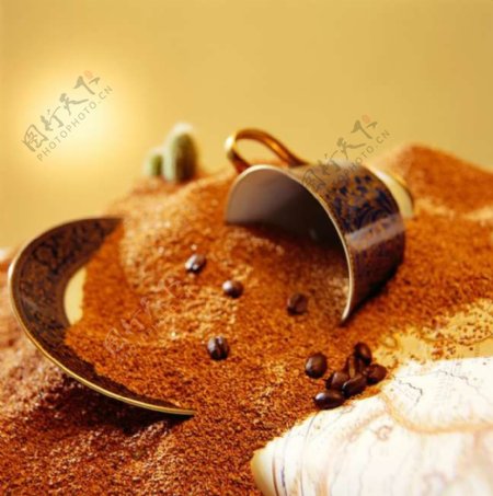 磨好的咖啡末和咖啡豆特写出售的咖啡颗粒